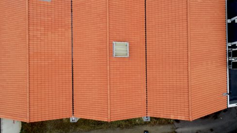 Les tuiles viennent d'être changées il y a quelques mois. Aujourd'hui le magasin est fermé suite à un affaissement de charpente.