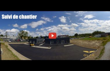 Timelapse de la partie "enrobés et terrassements" lors d'un suivi de chantiers ayant duré près de 9 mois. Le ciel change vite et les nuages défilent à toute vitesse. Les engins de chantier se succèdent à une vitesse folle pour préparer un parking destiné à recevoir des élèves d'un centre de formation.