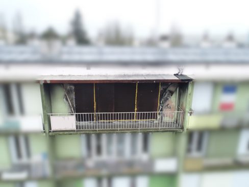 Aujourd'hui, il s'agit de réaliser des inspections par drone, et de faire de multiples prises de vues de deux barres d'immeubles HLM à Laval en Mayenne (53) pour le compte d'un grand constructeur français en charge de la rénovation de ces barres. Sur les images prises lors de cette inspection par drone, on peut y distinguer notamment un appartement ravagé par un incendie. Le balcon s'est également embrasé. Un gros coup de chaud certainement pour les voisins.