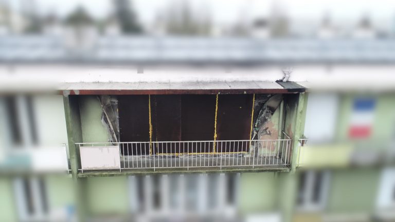 Aujourd'hui, il s'agit de réaliser des inspections par drone, et de faire de multiples prises de vues de deux barres d'immeubles HLM à Laval en Mayenne (53) pour le compte d'un grand constructeur français en charge de la rénovation de ces barres. Sur les images prises lors de cette inspection par drone, on peut y distinguer notamment un appartement ravagé par un incendie. Le balcon s'est également embrasé. Un gros coup de chaud certainement pour les voisins.