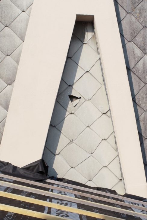 Lors de la construction d'une extension sur un bâtiment mitoyen. Les carreaux de ciments composant la façade de la copropriété ont été endommagés par les charpentiers, et occasionnent en divers endroits des dommages sur ouvrage.