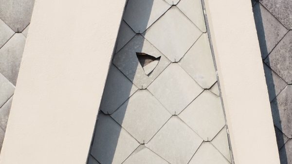 Lors de la construction d'une extension sur un bâtiment mitoyen. Les carreaux de ciments composant la façade de la copropriété ont été endommagés par les charpentiers, et occasionnent en divers endroits des dommages sur ouvrage.