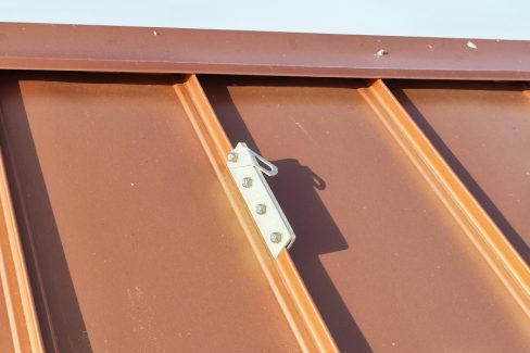 Inspection par drone d'une toiture en zinc. Nous avons pu constater que même les points d'accroche, les fixations permettant l'installation d'une ligne de vie sont non conformes.