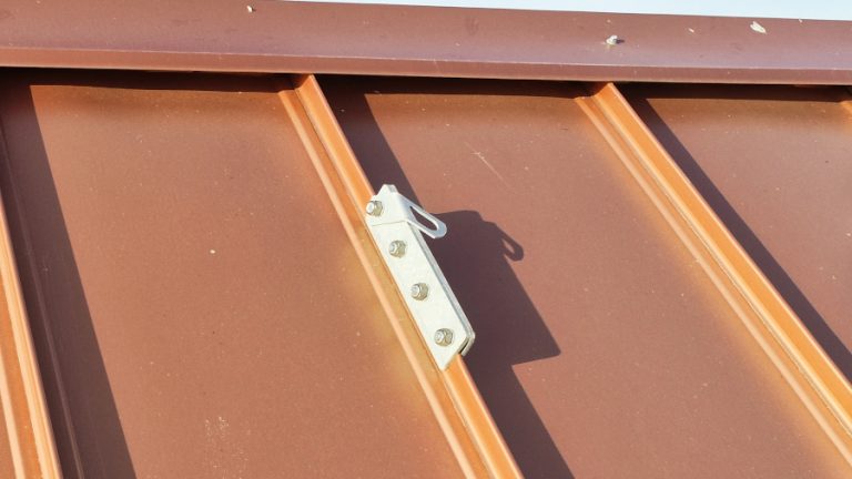 Inspection par drone d'une toiture en zinc. Nous avons pu constater que même les points d'accroche, les fixations permettant l'installation d'une ligne de vie sont non conformes.