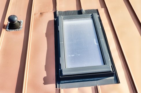 Inspection de toitures et d'une fenêtre de toit. Il est en effet difficile d'accéder à cette partie de la toiture. Car même en ouvrant le velux, ou la sortie de toit, cette partie n'est pas visible.