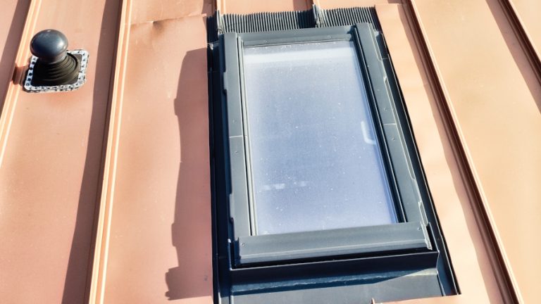 Inspection de toitures et d'une fenêtre de toit. Il est en effet difficile d'accéder à cette partie de la toiture. Car même en ouvrant le velux, ou la sortie de toit, cette partie n'est pas visible.