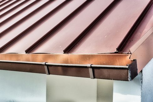 Inspection par drone de toitures. ici, la photo de la rive et ses multiples malfaçons. Problèmes de soudures, de fixations. Photographies prises pour la constitution d'un dossier pour les assurances.