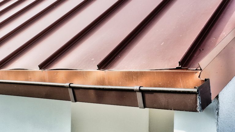 Inspection par drone de toitures. ici, la photo de la rive et ses multiples malfaçons. Problèmes de soudures, de fixations. Photographies prises pour la constitution d'un dossier pour les assurances.