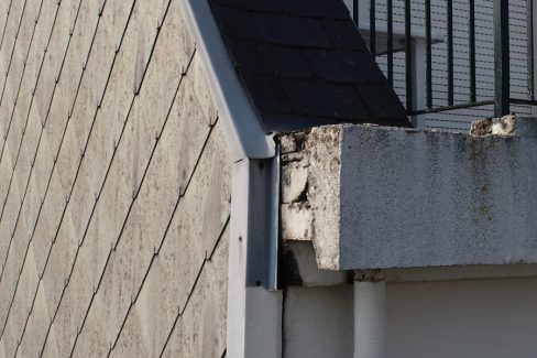 Nous avons été contacté par le syndic d'une copropriété pour inspecter les points faibles et difficilement accessibles de l'ouvrage datant des années 70. De nombreuses malfaçons ont ainsi pu être détectées, comme sur cette photo où des éléments de béton risque de tomber et mettent en péril la pérennité du balcon.