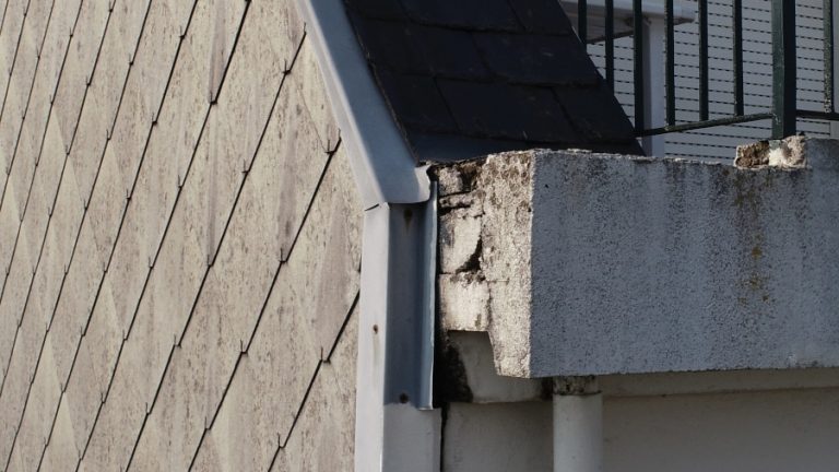 Nous avons été contacté par le syndic d'une copropriété pour inspecter les points faibles et difficilement accessibles de l'ouvrage datant des années 70. De nombreuses malfaçons ont ainsi pu être détectées, comme sur cette photo où des éléments de béton risque de tomber et mettent en péril la pérennité du balcon.