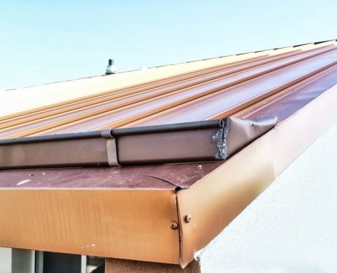 Inspection de toitures par drone d'une toiture. Prises de vues afin de constater des défauts de soudure et de fixations. Il faut tout refaire.