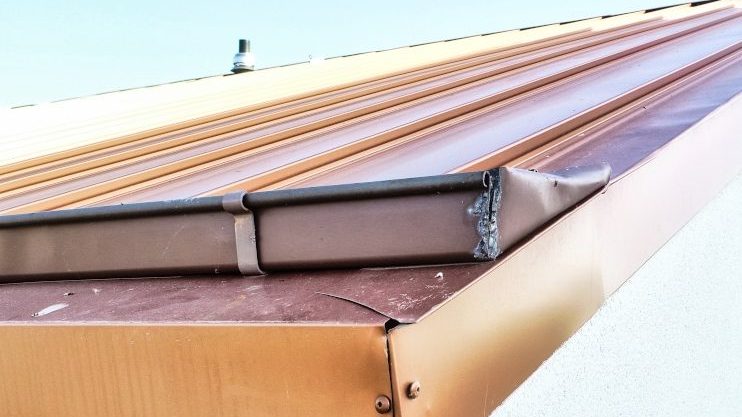 Inspection de toitures par drone d'une toiture. Prises de vues afin de constater des défauts de soudure et de fixations. Il faut tout refaire.