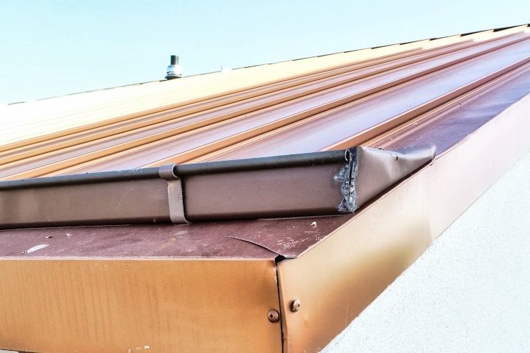 Inspection de toitures par drone d'une toiture. Prises de vues afin de constater des défauts de soudure et de fixations. Il faut tout refaire.