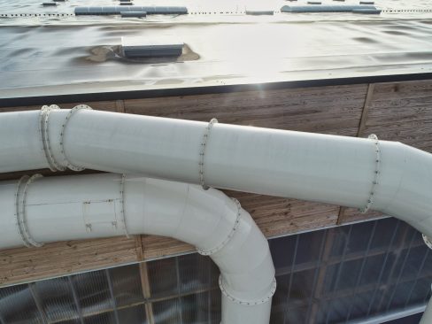 Inspections par drone de l'étanchéité et du système d'évacuation des poussières et de renouvellement de l'air, d'une usine de découpe de bois. Le jour se lève en Vendée pour débuter cette inspection d'usine.