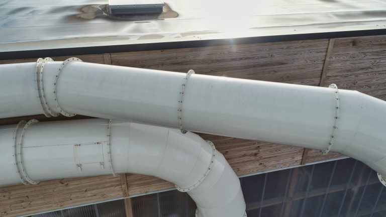 Inspections par drone de l'étanchéité et du système d'évacuation des poussières et de renouvellement de l'air, d'une usine de découpe de bois. Le jour se lève en Vendée pour débuter cette inspection d'usine.