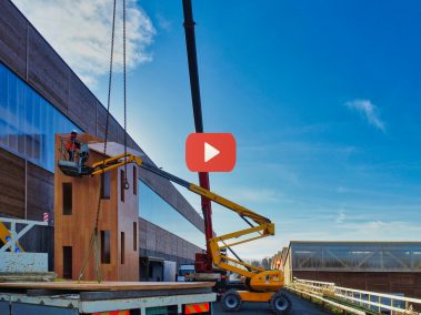 Suivi de chantiers aux Essarts en Bocage en Vendée sur le site du groupe Piveteau Bois. Les établissements Fèvre, de Chavagnes en Palliers en Vendée. Le ciel est bleu pour une journée de décembre. Il fait légèrement frais mais en aucun cas, il ne fait froid. L'entreprise Piveteau a été mandatée pour effectuer le levage et l'installation d'un escalier extérieur d'une dizaine de mètres de haut. Il doit permettre aux salariés de pouvoir quitter le bâtiment sans avoir par passer par les ateliers et bruyantes machines de l'usine de découpe de bois.