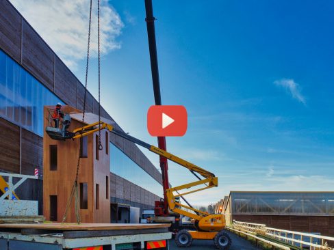 Suivi de chantiers aux Essarts en Bocage en Vendée sur le site du groupe Piveteau Bois. Les établissements Fèvre, de Chavagnes en Palliers en Vendée. Le ciel est bleu pour une journée de décembre. Il fait légèrement frais mais en aucun cas, il ne fait froid. L'entreprise Piveteau a été mandatée pour effectuer le levage et l'installation d'un escalier extérieur d'une dizaine de mètres de haut. Il doit permettre aux salariés de pouvoir quitter le bâtiment sans avoir par passer par les ateliers et bruyantes machines de l'usine de découpe de bois.