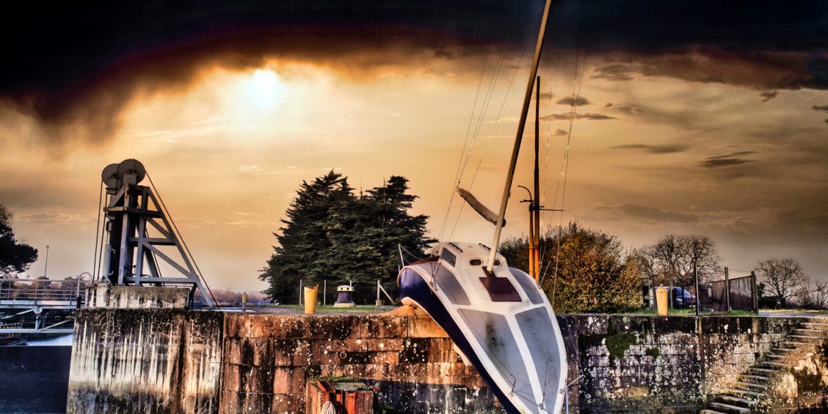 Le bateau mou de la Martnière Malgré le temps, nous avons pu voler. Prises de vues par drones du fameux bateau mou sur le site de la Martinière au Pellerin. L’œuvre imaginé par Erwin Wurm s'intitule Misconceivable. Il s'agit d'un bateau posé hors de l'eau, et qui telle une guimauve épouse les formes du ponton sur lequel repose. Il semble vouloir se glisser dans l'eau. Sa coque bleu reflète l'eau de la Loire. Le ciel est très perturbé en arrière plan. Cet oeuvre fait partie du voyage à Nantes, le non moins fameux VAN