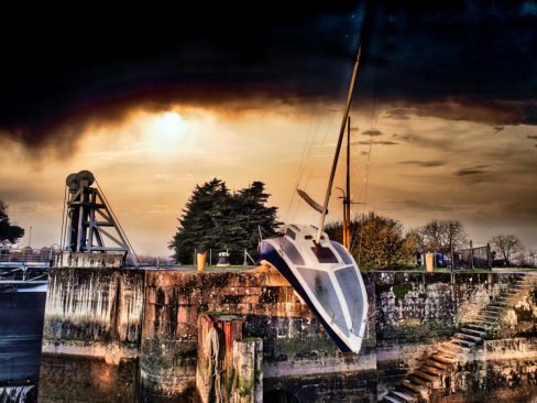 Malgré le temps, nous avons pu voler. Prises de vues par drones du fameux bateau mou sur le site de la Martinière au Pellerin. L’œuvre imaginé par Erwin Wurm s'intitule Misconceivable. Il s'agit d'un bateau posé hors de l'eau, et qui telle une guimauve épouse les formes du ponton sur lequel repose. Il semble vouloir se glisser dans l'eau. Sa coque bleu reflète l'eau de la Loire. Le ciel est très perturbé en arrière plan. Cet oeuvre fait partie du voyage à Nantes, le non moins fameux VAN