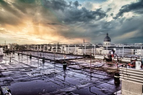 Ce suivi de chantier à Angers dans le Maine et Loire, nous permet d'avoir une vue imprenable sur la ville et ses monuments. En arrière plan, domine et perce le ciel, la toiture de La Chapelle de l'Hospice Sainte Marie.