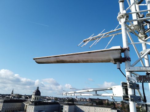 Prises de vues techniques d'une antenne relais sur le toit du CHU d'Angers dans le Maine et Loire.