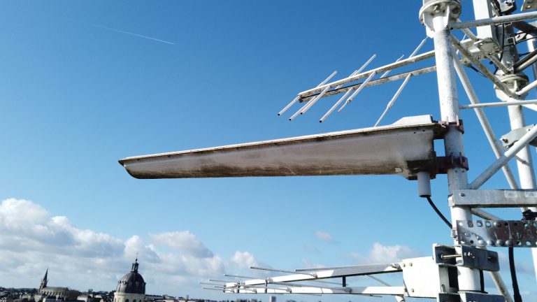 Prises de vues techniques d'une antenne relais sur le toit du CHU d'Angers dans le Maine et Loire.