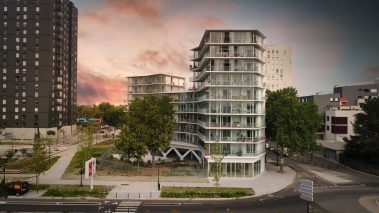 Prises de vues par drones du nouveau Malakoff, avec ici en premier plan l'immeuble imaginé par les architectes Mabire et Reich.et dénommé MC8 ou encore YLONA. Ce quartier est en train d'être modifié et amélioré depuis plusieurs années. Ces immeubles en bord de Loire, ont une vue privilégiée sur la Loire et ses berges.