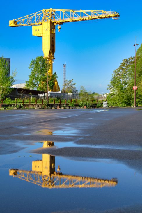 Le reflet de la grue jaune à Nantes après une petite pluie bien nantaise. Je suis d'ailleurs surpris par la quantité de pluie qui peut tomber sur Nantes.