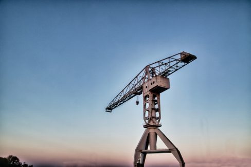 La grue Titan grise se réveille dans un ciel rosé et clair. Les nuages ont déserté la place et laisse sa majesté la grue surveiller la Loire