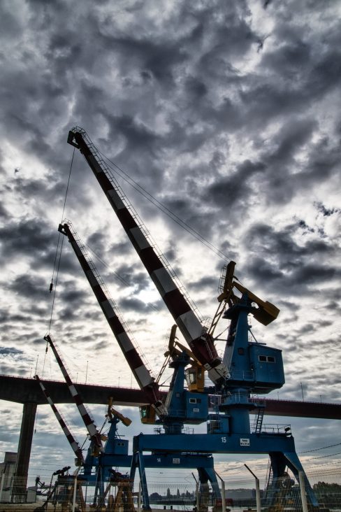 cet alignement de grues portuaires le long du quai de Malakoff fait partie du côté industriel de Nantes. Cette ligne bleu (ou presque) qui traverse la ville est aussi un couloir économique pour la région.