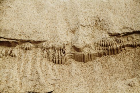 S'agit-il du mont Rushmore juste avant que celui-ci ne soit tailler et façonner par la main de l'homme ? Non ce sont juste des arénaglyphes