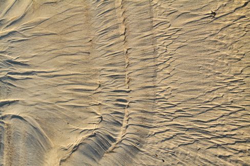 L'entrant laisse entrevoir des arénaglyphes, ces formes étranges qui apparaissent et s'effacent quand la mer remonte