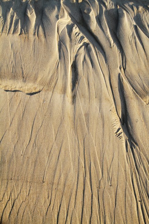 Le sable fait des siennes et dessine entre deux marées des formes incroyables.