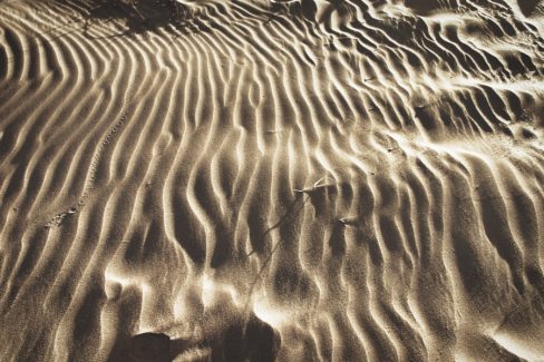 Nous retrouvons ici des arénaglyphes naturel s qui ont creuser des sillons dans les dunes d'Essaouira. Le sable semble doux, et l'image est empreinte de légèreté.