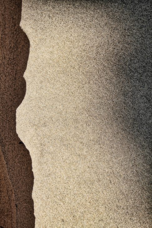 Un jeu d'ombres étant de lumière sur cette prise de vue de ce qui s'apparente à un arénaglyphe. Les volumes de sable ont créé des ombres, qui occupent la partie gauche de la photo, mais ce, de manière très subtile. La partie droite est éclairé par le soleil déjà chaud du matin.