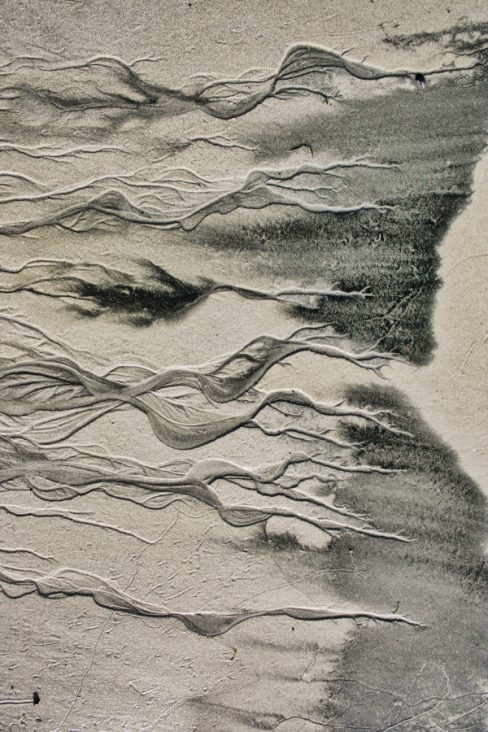 Des arénaglyphes, entre sable et vase donnent naissance à des formes subtiles et étranges laissant voguer votre imagination.