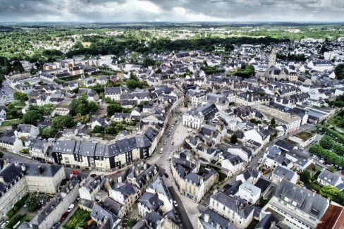 Prises de vues aériennes du centre-ville d'Auray dans le Morbihan. Le soleil perce les nuages et illumine la place de la république et la terrasse du bistrot des Halles, le fameux BDH. Au nord, direction Lorient, au sud, en route vers Saint Goustan.