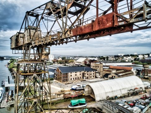 La fameuse grue noire à Nantes, qui finalement vu des airs n'est pas si noire que cela. Elle attend sa restauration sagement en regardant passer la Loire et ses marées ainsi que ses bateaux et autres embarcations. Situé au x pieds de la grue, le LAB, Little Atlantic Brewery , un site à découvrir. D'autant plus, qu'aujourd'hui, une gare navigue dessert ce site.