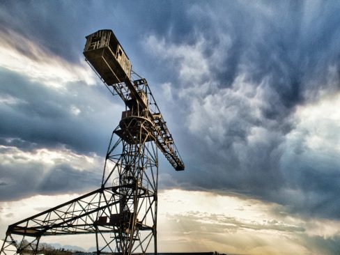 La grue noire sous un ciel tourmenté. Cette grue me fascine.