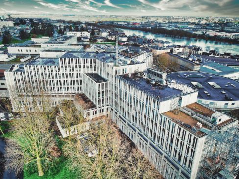 Suivi de chantier sur le site du CHU d'Angers. C'est sous un ciel nuageux et capricieux, comme c'est le cas depuis plusieurs mois, nous suivons ce chantier de réfection. La Maine déborde par endroit, et illumine le fond de la photo. Ce bâtiment en forme d'étoile à 3 branches subit un grand lifting tant intérieur qu'extérieur.