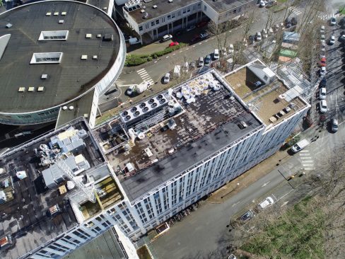 Vue aérienne lors d'un suivi de chantier sur le site du CHU d'Angers. Pour effectuer ses vols, une longue coordination a été mise en place avec le SMUR et l'HéliSMUR.