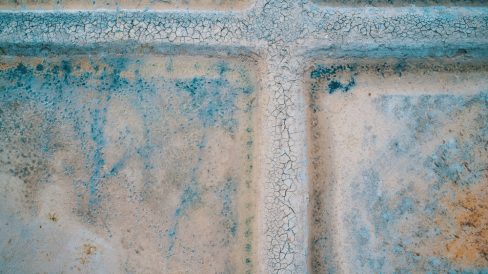 Dans les marais salants de Guérande, en Loire Atlantique, les talus de terre glaise érigés par l'homme sont gorgés de sel et craquèlent sous l'effet du soleil.