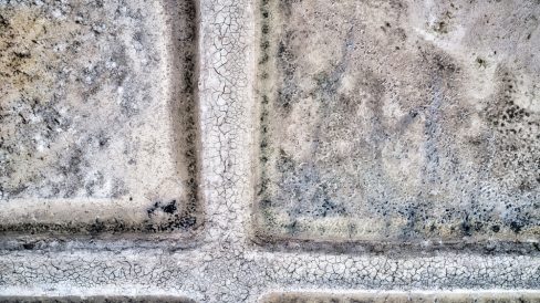 Un marais salant est asséché et le soleil fait son oeuvre. Des craquelures apparaissent dans la plaine de Guérande