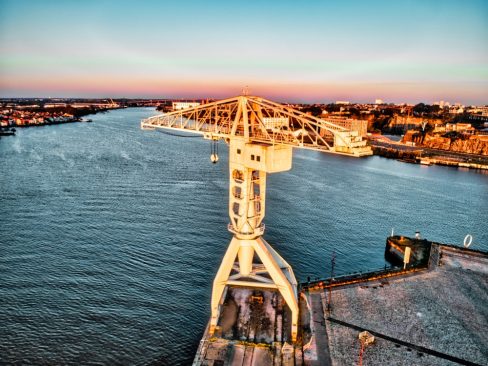 La Loire se lève, et la grue Titan grise sort de sa léthargie. Sa robe grise, est cette fois teintée de pointes roses. Le soleil se lève et le fleuve se réveille