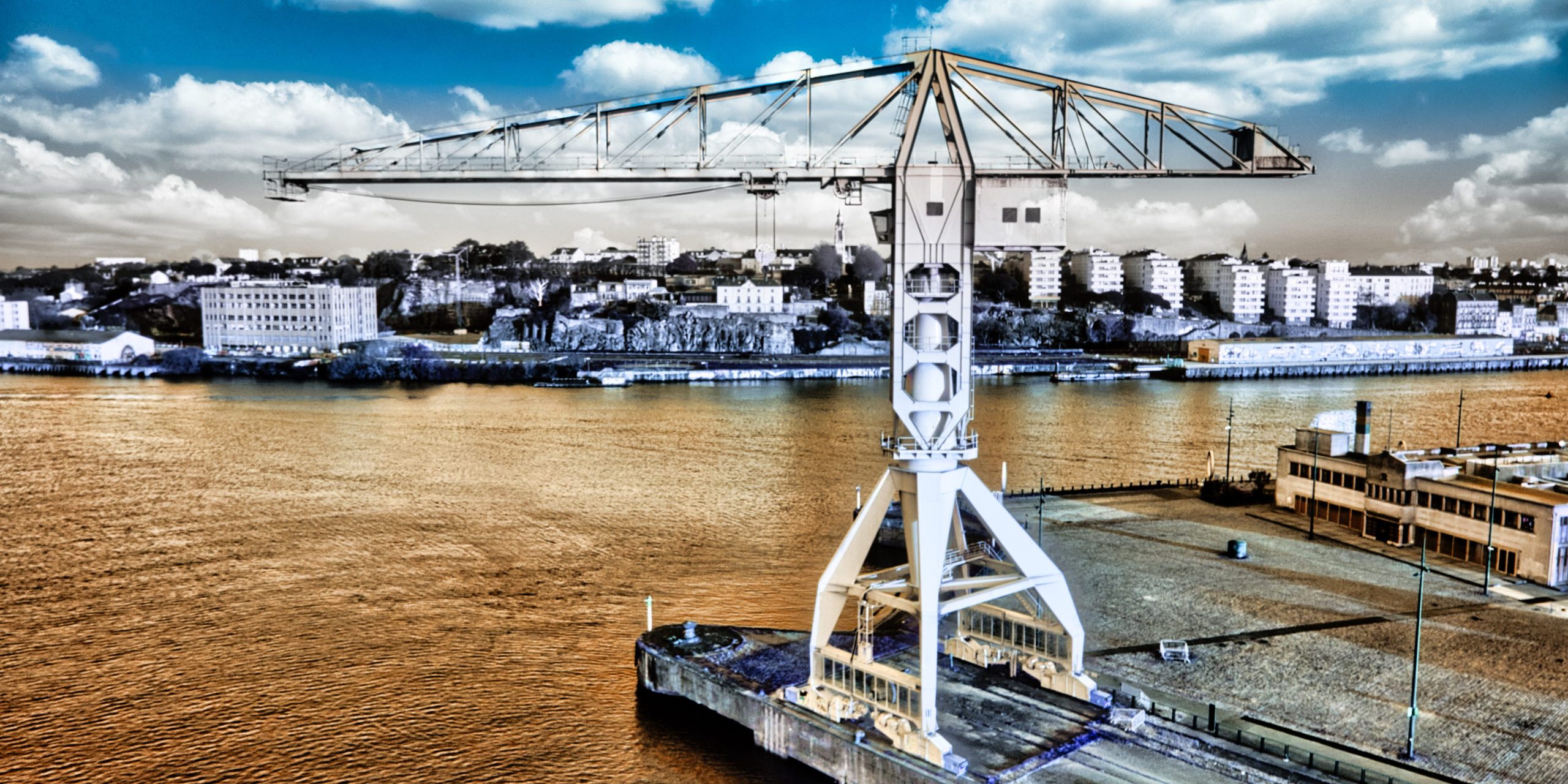 L’or de la Loire a sonné Des nouveautés. Est-ce l'or de la Loire ? L'heure de gloire ? Non, elle est passée. Mais reste un vestige, un témoin de cette époque industrielle de la Loire et de Nantes.