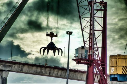 Une grue basée sous le pont de Cheviré sort ses griffes. Cet appareil sert à extraire les métaux des bateaux, ou inversement.