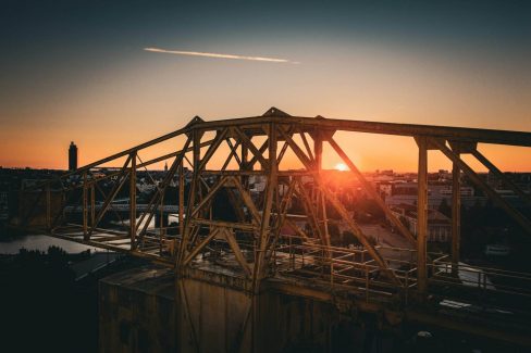 Le soleil se lève sur Nantes et sa célèbre grue Jaune
