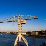 La grue grise domine l'entrée de Nantes.