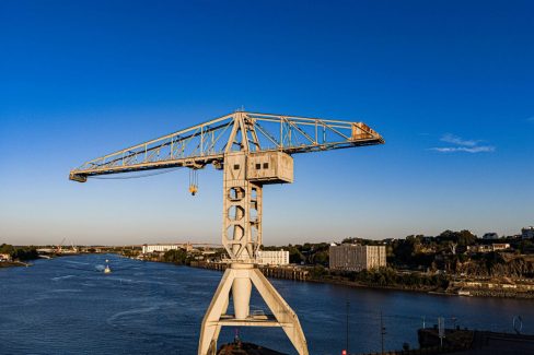 La grue grise domine l'entrée de Nantes.