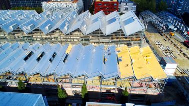 Prises de vues aériennes dans le cadre d'un suivi de chantier pour le compte d'Isover. Au premier plan, la Halle 6 Alstom de par son architecture rappelle le passé industriel du site. Au deuxième plan, l'école supérieure des beaux arts de Nantes.